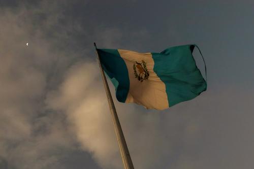 La bandera de Guatemala ha quedado rota de una parte tras los fuertes vientos. (Foto: Oscar Rivas/colaborador)