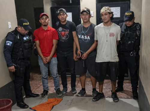 Los cuatro sujetos fueron remitidos al Juzgado De Paz por lanzar insultos a la autoridad. (Foto: Manuel Peralta/Colaborador)
