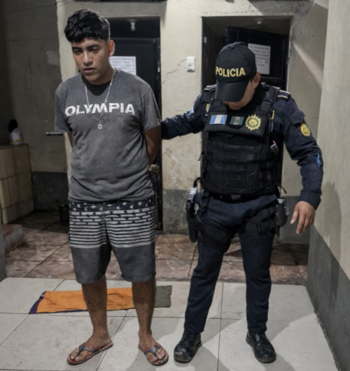 El primero de los capturados fue trasladado a un juzgado de turno por la portación ilegal del arma. (Foto: Manuel Peralta/Colaborador)