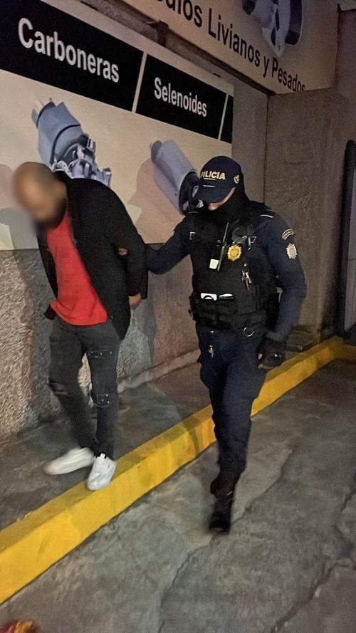 El hombre fue capturado luego de la persecución. (Foto: PNC)