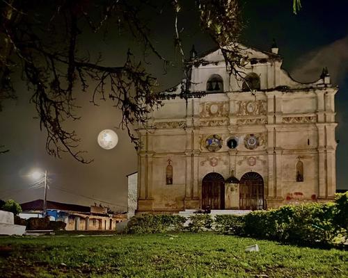 La construcción fusiona elementos indígenas y españoles, visibles en relieves y detalles internos. (Foto: FB Iglesia San Juan Bautista)