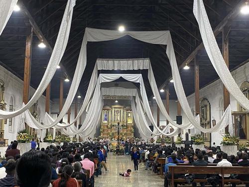 En festejos especiales, el interior del templo luce sus mejores galas. (Foto: Parroquia San Juan Bautista)