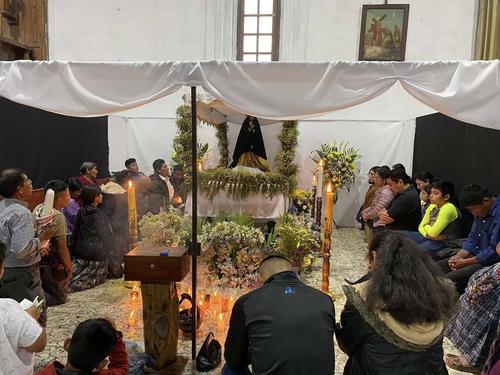 Fieles manifiestan su devoción en el interior de la iglesia. (Foto: Parroquia San Juan Bautista)