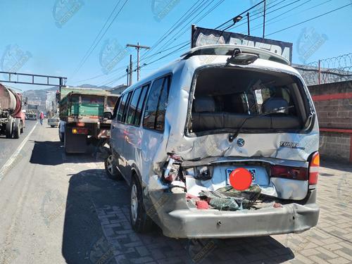 El camión colisionó con la parte trasera del microbús escolar. (Foto: Noti Tejar)