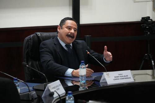 Rony López, actual magistrado suplente de la CC, acudió al Congreso para participar en el proceso de entrevistas para ser reelecto para un nuevo período. (Foto: Wilder López / Soy502)