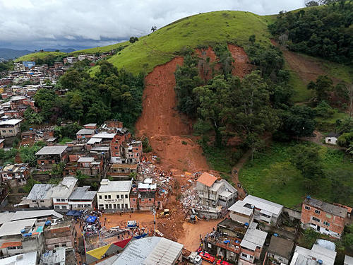 Un derrumbe de gran magnitud afectó a decenas de personas. (Foto: AFP)