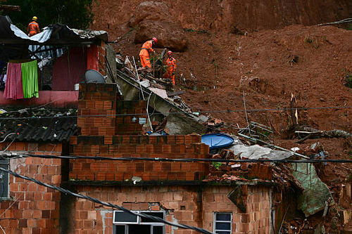 Socorristas laboran en la búsqueda y rescate de los desaparecidos. (Foto: AFP)