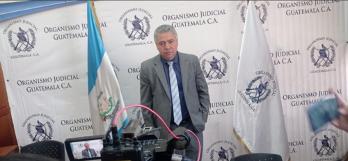 El abogado Héctor Alfredo Muñoz Payeras entrega su expediente para magistrado de la CC por la Corte Suprema de Justicia (Cristobal Veliz/Soy502)