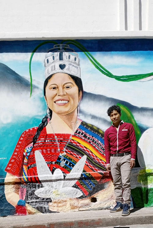 Sus murales convierten muros cotidianos en escenas que conectan identidad, color y territorio. (Foto: Agust Julajuj)