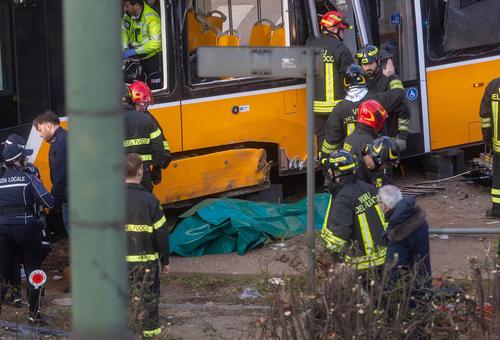 El tranvía se descarriló probablemente por un despiste del conductor del mismo. (Foto: AFP)