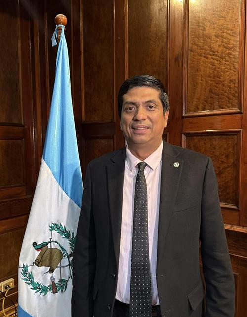 El juez Mynor Moto, conocido por su resoluciones controversiales, incluso por permanecer prófugo por dos años, será el encargado de conocer el caso contra el piloto que arrolló a motoristas en la zona 18. (Foto: Guatemala Visible)