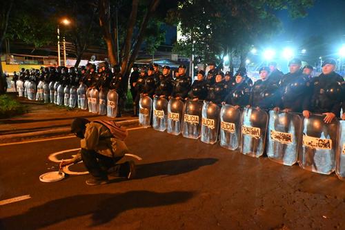 Antimotines arribaron al lugar y alejaron a los manifestantes de las puertas de ingreso de la USAC. (Foto: José Pos/Colaborador)
