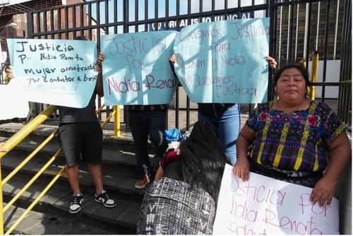 Algunas personas piden justicia a las afueras del tribunales a favor de Nidia Rebeca Bautista García, quien fue arrollada en la zona 18. (Foto: Wilder López/Soy502)