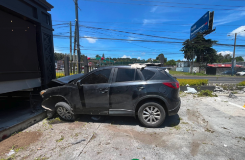 El auto se empotró en el muro del comercial. (Foto: Bomberos Municipales)