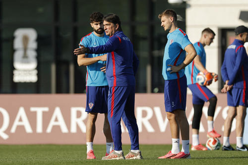 Dalic supervisó la última práctica de sus pupilos antes del partido de eliminación directa. (Foto: AFP)