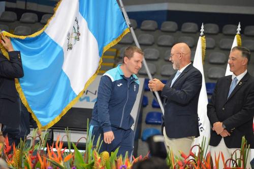 Thomas Flossbach le hizo honores al pabellón nacional. (Foto: Bernie Morales)