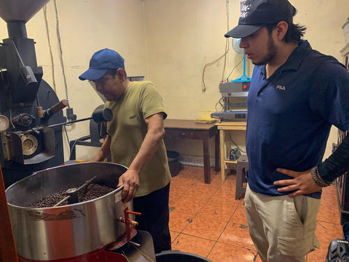 Trabaja al lado de sus empleados para garantizar la calidad del producto. (Foto: Carlos Vicente/Colaborador)