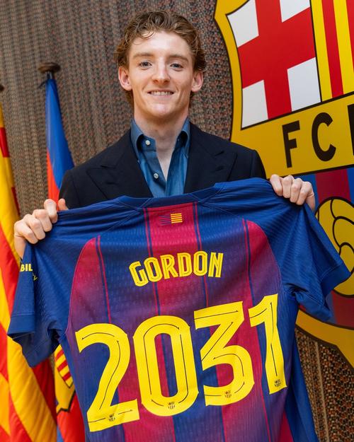 Anthony Gordon fue el primer fichaje del club para el nuevo curso. Pagaron 80 millones de euros. (Foto: FCB)