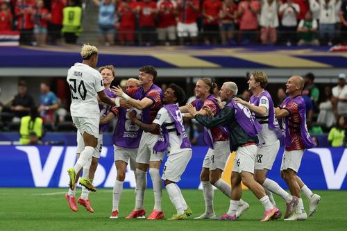 Nusa suma acumula 104 desmarques para recibir el balón. (Foto: AFP)