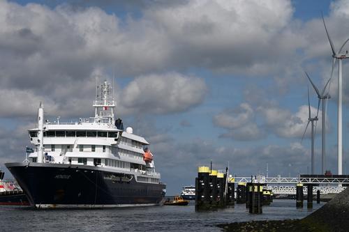 El crucero holandés MV Hondius, afectado por el hantavirus, atracó en el puerto de Rotterdam el 18 de mayo de 2026. (Foto: AFP)