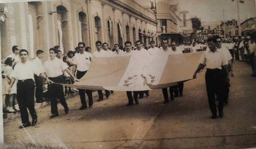 Alumnos del Instituto Técnico Industrial Georg Kerschensteiner, desfilando frente a la fachada del teatro Ciani en la avenida La Libertad, Mazatenango, Suchitepéquez. (Foto: Cortesía/Rudy Girón)