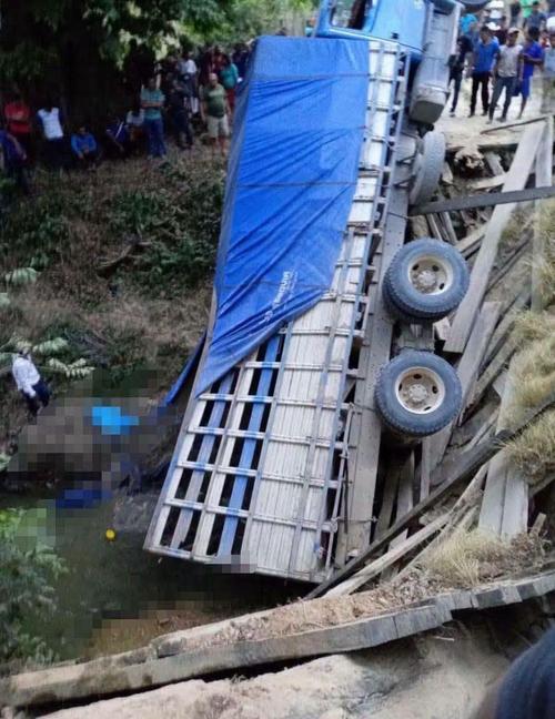 El camión cayó al vacío tras el colapso del puente. (Foto: Redes sociales)
