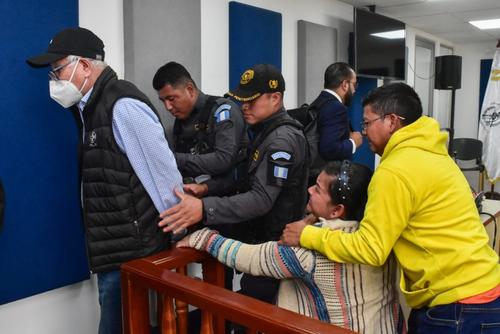Al finalizar la audiencia, la madre de Larkin Morales trata de detener a Carlos Acevedo, acusado de haber embestido a su hijo. (Foto: Estuardo Paredes/Colaborador)