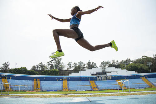 La atleta guatemalteca rompe el aire con la primera zancada del salto triple. (Foto: Cortesía CDAG)