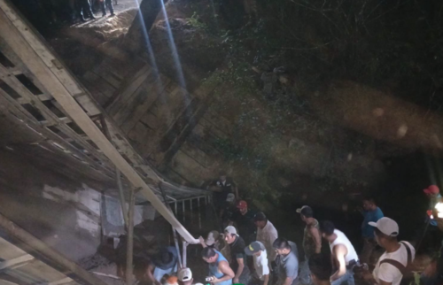 El puente no soportó el peso del transporte. (Foto: Bomberos Municipales Departamentales)