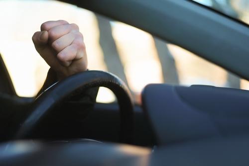 El psicólogo social Marco Antonio Garavito señala que el tránsito provoca una acumulación de frustración que, al sumarse a crisis económicas o personales, detona conductas agresivas en la calle. (Foto ilustrativa: Shutterstock)