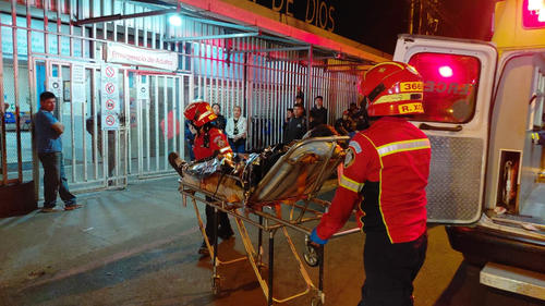 El joven fue llevado hacia el Hospital General. (Foto: Bomberos Municipales)