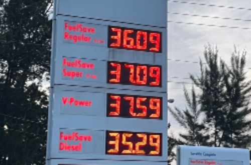 Los precios de los combustibles incrementaron Q5.00 y. Q8.00, desde media noche. (Foto: Fredy Hernández/Soy502)