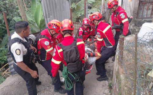Al llevar a la mujer a la superficie, fue trasladada a un centro asistencial. (Foto: Jorge Senté/Colaborador)