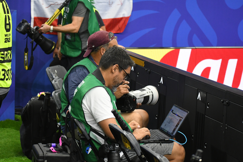 El trabajo que no se ve. No es solo tomar las fotos, es subirlas a las diferentes plataformas para que lleguen lo más pronto posible a todos. (Foto: Rudy Martínez)