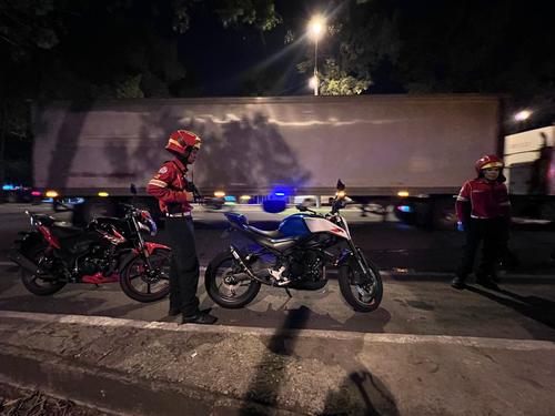 Delincuentes intentaron robarle la motocicleta a la víctima. (Foto: CBM)