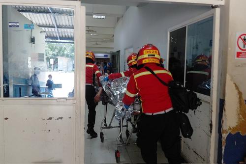 El herido fue trasladado al hospital Roosevelt por bomberos municipales. (Foto: CBM/Soy502)