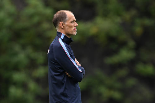 El estratega alemán supervisando el entrenamiento del cuadro británico. (Foto: AFP)
