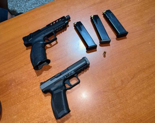 Las armas fueron incautadas como evidencias del hecho. (Foto: PNC)