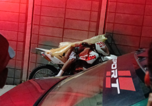 El cuerpo de una de las víctimas quedó sobre la moto que conducía. (Foto: Cortesía de Hugo Palín Noticias)
