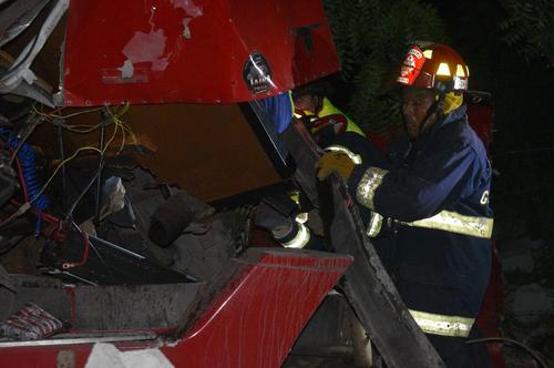 Bomberos Municipales Departamentales localizaron al menor sin vida entre los hierros retorcidos del tráiler. (Foto: Lorena Lorenty/colaboradora)