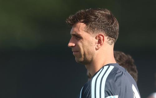 Emiliano Martínez suma 50 acciones dentro del área y 43 fuera de ella. (Foto: AFP)