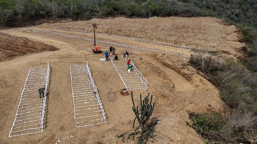 Las fosas se han realizado con ayuda de maquinaria. (Foto: AFP)