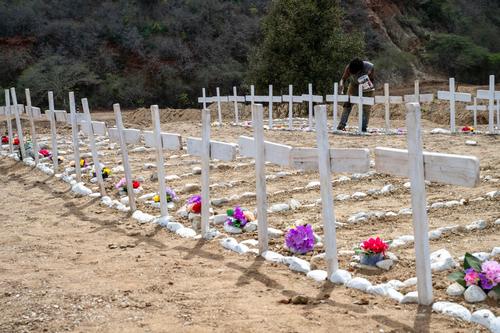 Las fosas han sido rotuladas con un numeral, para que posteriormente las familias busquen a sus seres queridos que no hayan sido identificados. (Foto: AFP)