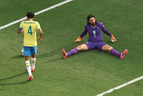 Brasil recibió 7 faltas y provocó 6 ante los Vikingos. (Foto: AFP)