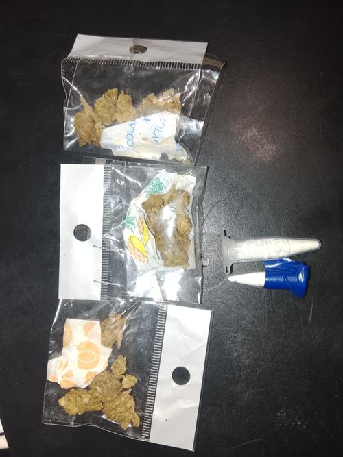 Durante la diligencia se le decomisaron tres bolsas con presunta marihuana y dos recipientes con supuesto polvo de cocaína. (Foto: PNC)