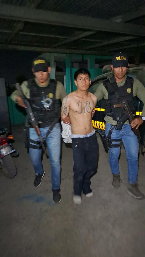 La PNC indicó que el detenido posee tatuajes que lo vinculan directamente con la estructura criminal Barrio 18. (Foto: PNC)