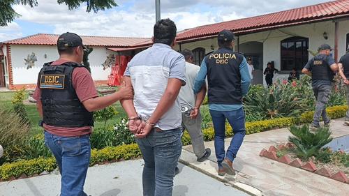 Los detenidos deberán responder a la ley tras ser señalados de vender teléfonos robados. (Foto: PNC)