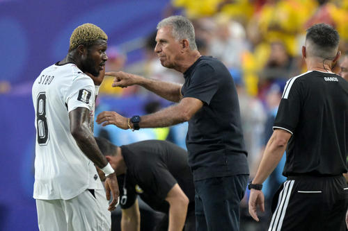 El estratega dando instrucciones a uno de sus pupilos en el duelo contra Colombia. (Foto: AFP)