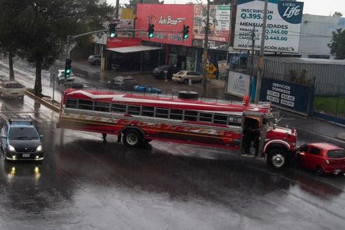 El bus extraurbano provocó el accidente al pasarse al carril contrario. (Foto vía: Amílcar Montejo)