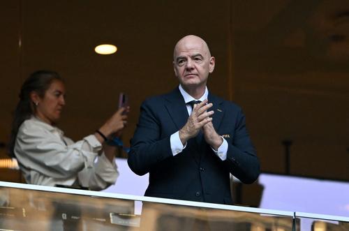Infantino estuvo envuelto en la polémica decisión de retirar una suspensión disciplinaria a un jugador estadounidense tras una llamada del presidente Donald Trump. (Foto: AFP)